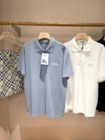 Display di polo casual e shorts a quadri, outfit estivo versatile ed elegante.