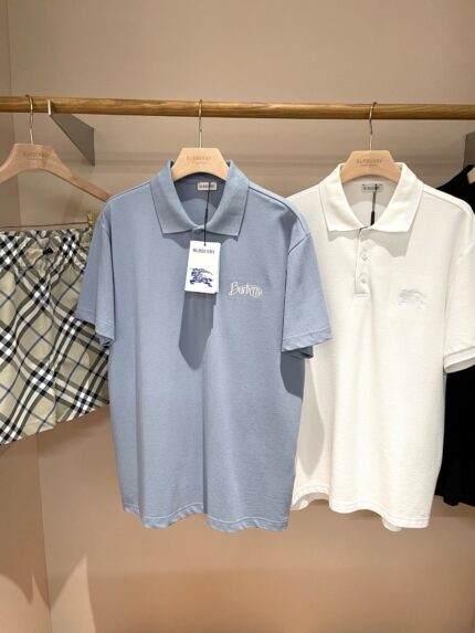 Display di polo casual e shorts a quadri, outfit estivo versatile ed elegante.