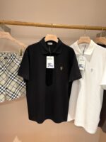 Set estivo con polo nere e bianche e shorts a quadri, stile casual e raffinato.