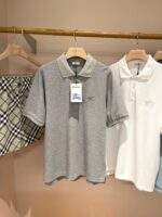 Vetrina con polo casual grigia e bianca, sfondo a quadri e stile elegante e versatile.