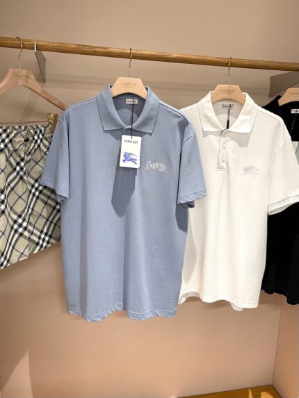 Esposizione di polo casual e shorts estivi in ambiente moderno e luminoso.