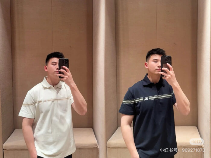 Riflesso di uomo in camerino con polo chiara e navy, stile casual elegante e versatile.