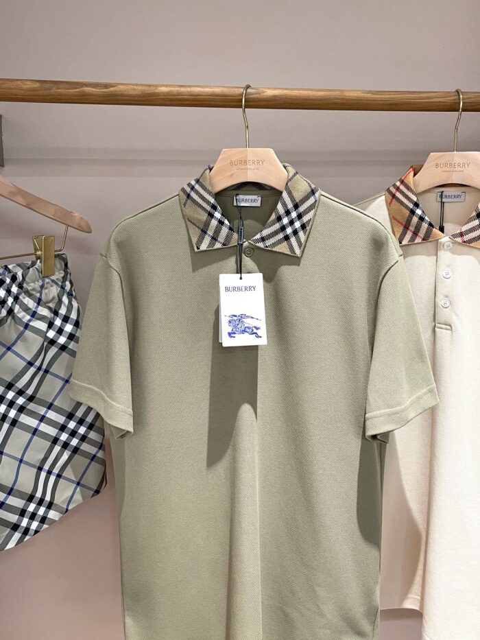 Completo casual in boutique: polo verde e crema con shorts a quadri e dettagli eleganti.