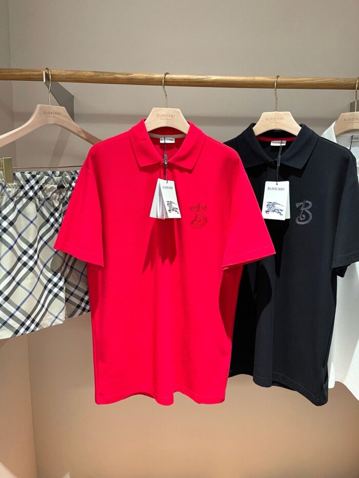 Polo rosse e nere con pantaloncini a scacchi, outfit estivo casual e versatile.