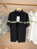 Esposizione di polo nere e bianche con shorts a quadri in legno, stile casual estivo.
