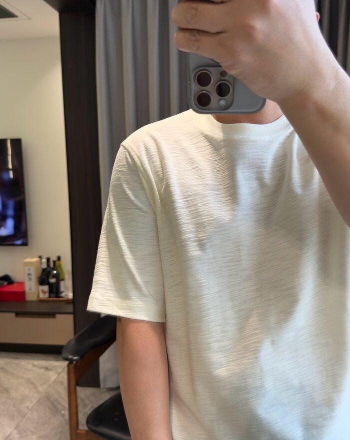 Schermata di selfie casual in un soggiorno moderno con vino e arredi eleganti.