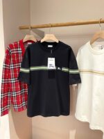 Vetrina con camicia a quadri e T-shirt minimalista in stile casual.