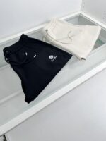 Shorts casual nero e beige, eleganti e comodi, ideali per ogni occasione.
