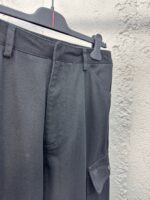 Pantaloni neri cargo eleganti con tasca laterale, ideali per uno stile casual e moderno.