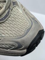 Sneaker casual in mesh e supporto sintetico, con segni di usura e suola antiscivolo.