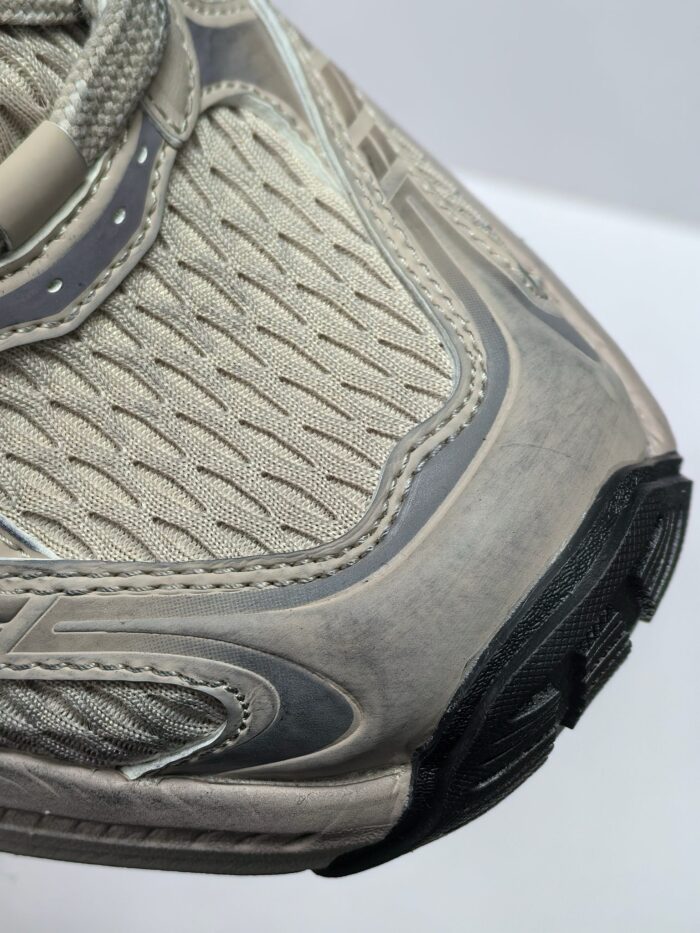 Sneaker casual in mesh e supporto sintetico, con segni di usura e suola antiscivolo.