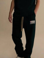 Pantaloni NBA Essentials sportivi e comodi con logo, outfit casual da tempo libero.