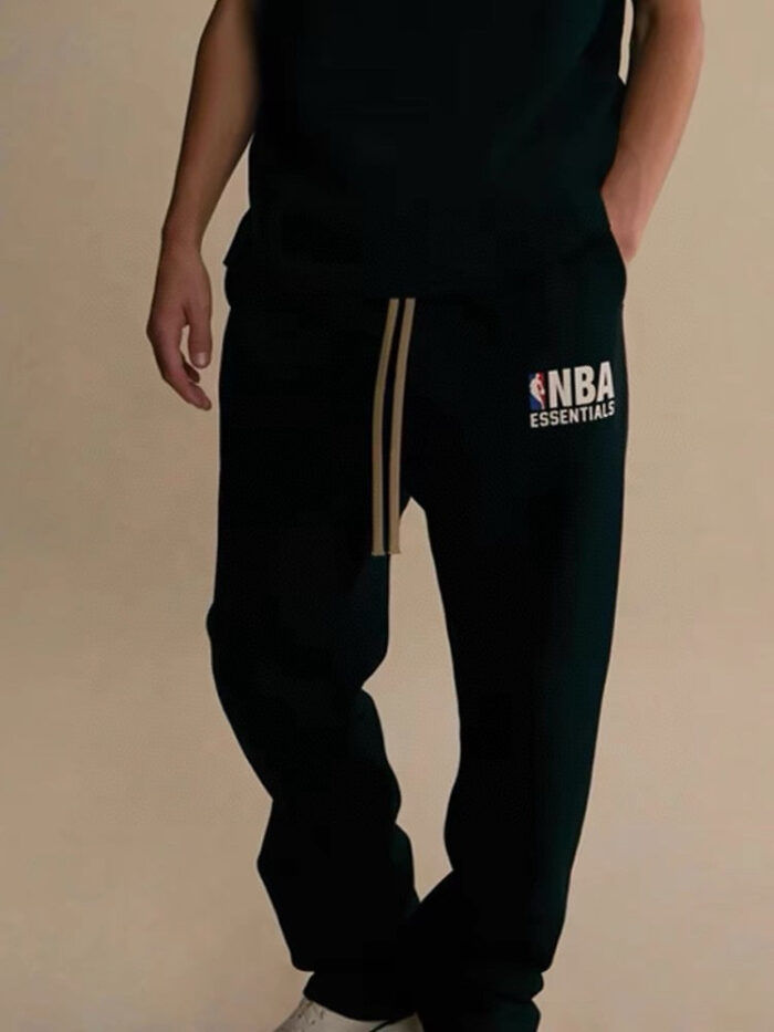 Pantaloni NBA Essentials sportivi e comodi con logo, outfit casual da tempo libero.