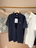 Vetrina di polo bianche e navy con shorts a quadri per uno stile estivo casual ed elegante.