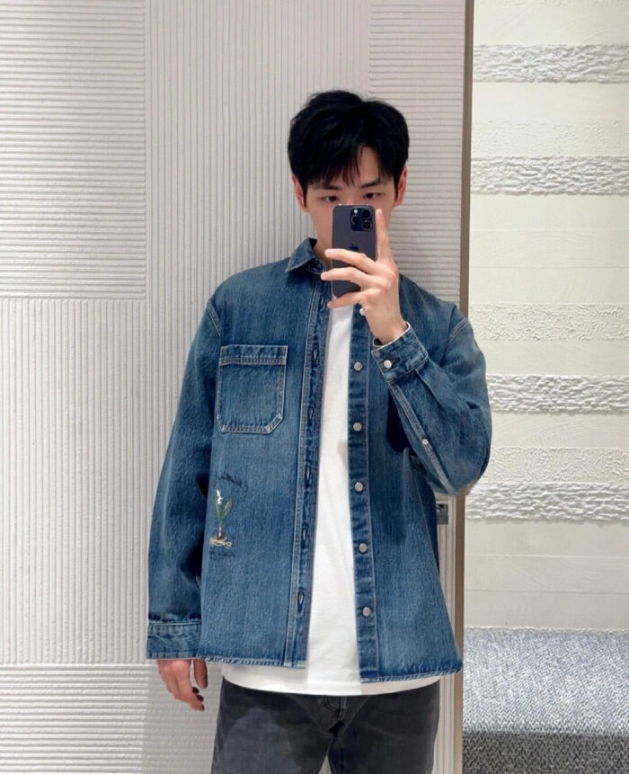 Giovane con giacca jeans, selfie in stile casual e moda moderna.