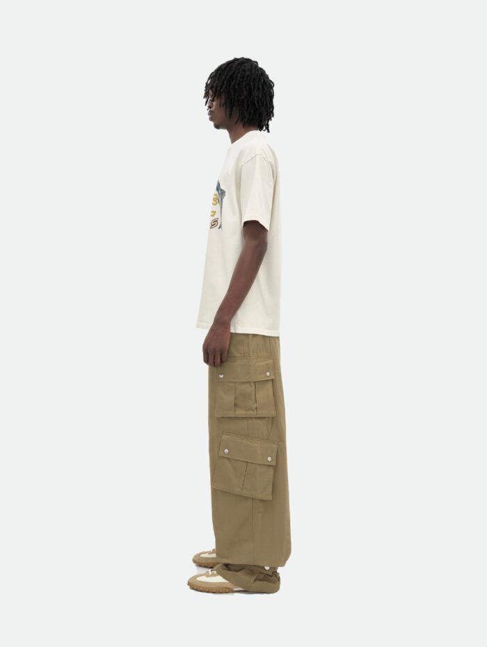 Uomo in stile streetwear casual con t-shirt wide e pantaloni cargo in stile urbano.