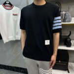 Uomo con T-shirt sportiva nera e joggers grigi in negozio dabbigliamento moderno.