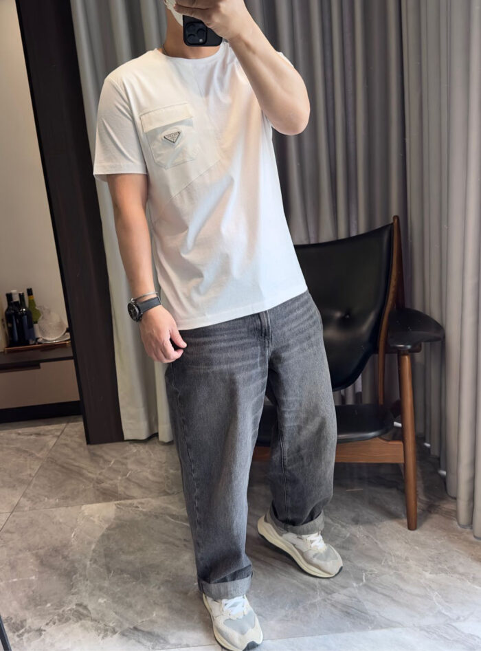 Stile casual con jeans grigi, sneakers bianchi e ambiente moderno in casa.