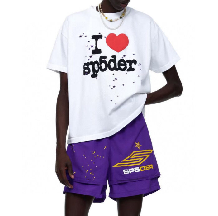 Look casual streetwear con t-shirt grafico, shorts viola e accessori alla moda.