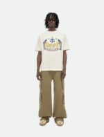 stile streetwear casual con maglietta graphic e pantaloni larghi khaki