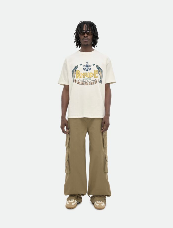 stile streetwear casual con maglietta graphic e pantaloni larghi khaki