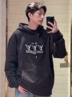 Selfie in felpa nera oversized con grafica urbana e stile casual, look giovane e alla moda.