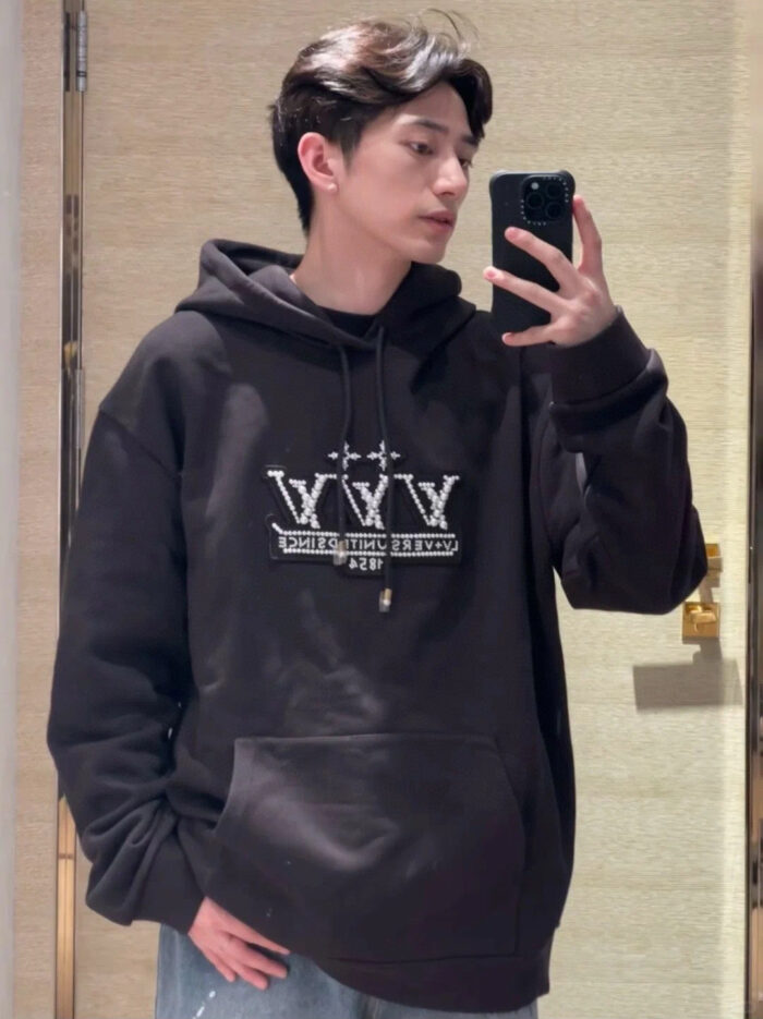 Selfie in felpa nera oversized con grafica urbana e stile casual, look giovane e alla moda.