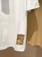 T-shirt bianca con patch a quadri, abbinata a maglietta gialla casual, stile streetwear trendy