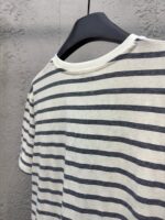 T-shirt estiva a righe navy e beige, maniche corte, collo rotondo, casual e versatile.