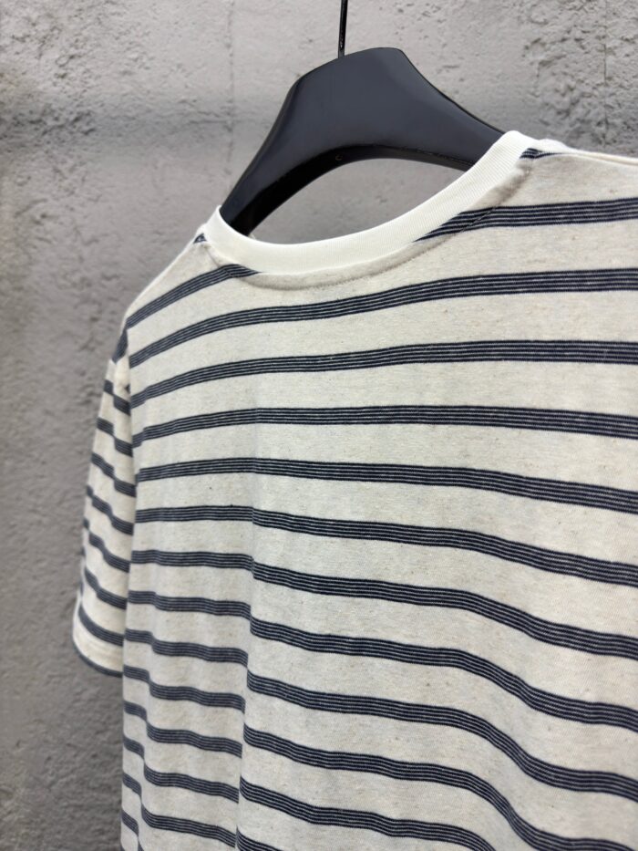 T-shirt estiva a righe navy e beige, maniche corte, collo rotondo, casual e versatile.