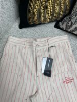 Pantaloni a righe beige e rosa con ricamo Dear Monsieur in stile casual chic.