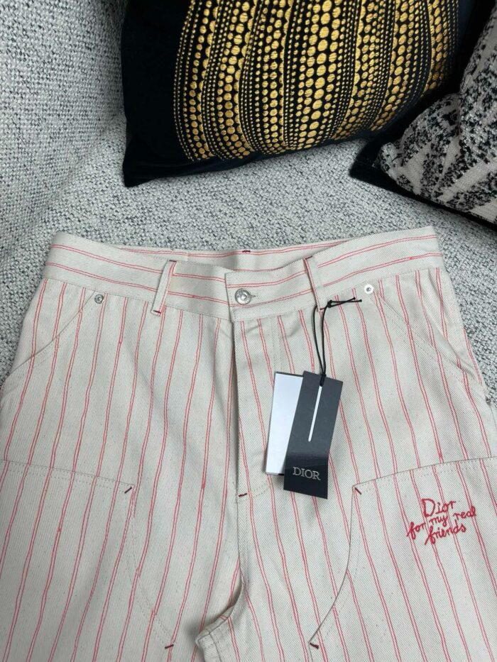 Pantaloni a righe beige e rosa con ricamo Dear Monsieur in stile casual chic.