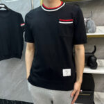 T-shirt nera con dettagli colorati, look casual e moderno, abbinata a pantaloni sportivi gray.