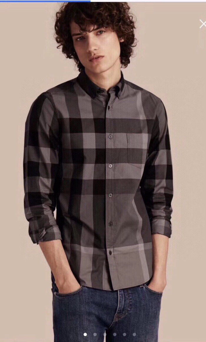 Giovane uomo in camicia a quadri e jeans casual, stile moderno e rilassato.
