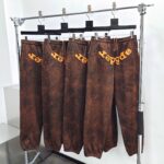 Pantaloni in suede marrone con logo Respect, stile casual e sportivo, ideali per il tempo libero.