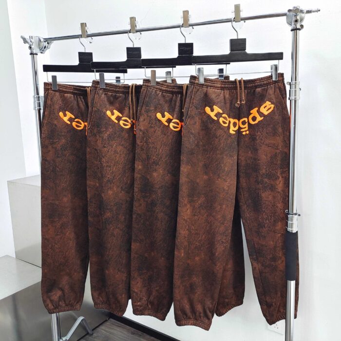 Pantaloni in suede marrone con logo Respect, stile casual e sportivo, ideali per il tempo libero.