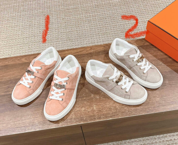 Sneakers in suede pesca e beige con scatola arancione, stile casual e moderno.