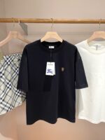 Outfit estivo casual con T-shirt nera, camicia bianca e shorts checkered, stile moderno e comfort.