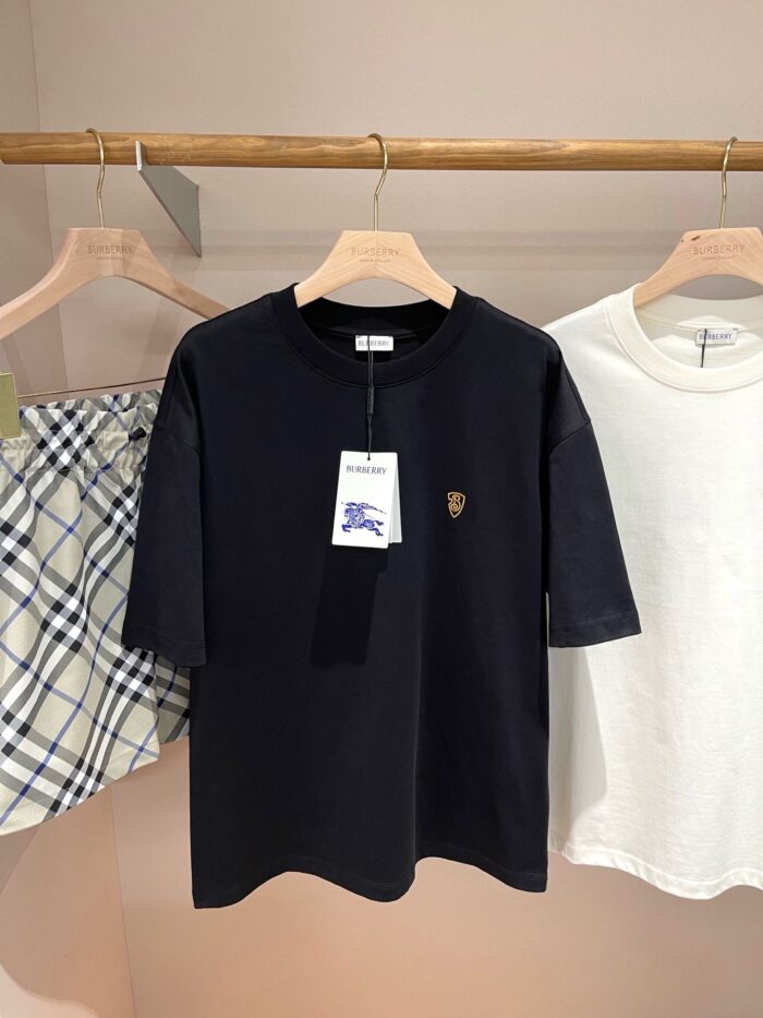 Outfit estivo casual con T-shirt nera, camicia bianca e shorts checkered, stile moderno e comfort.