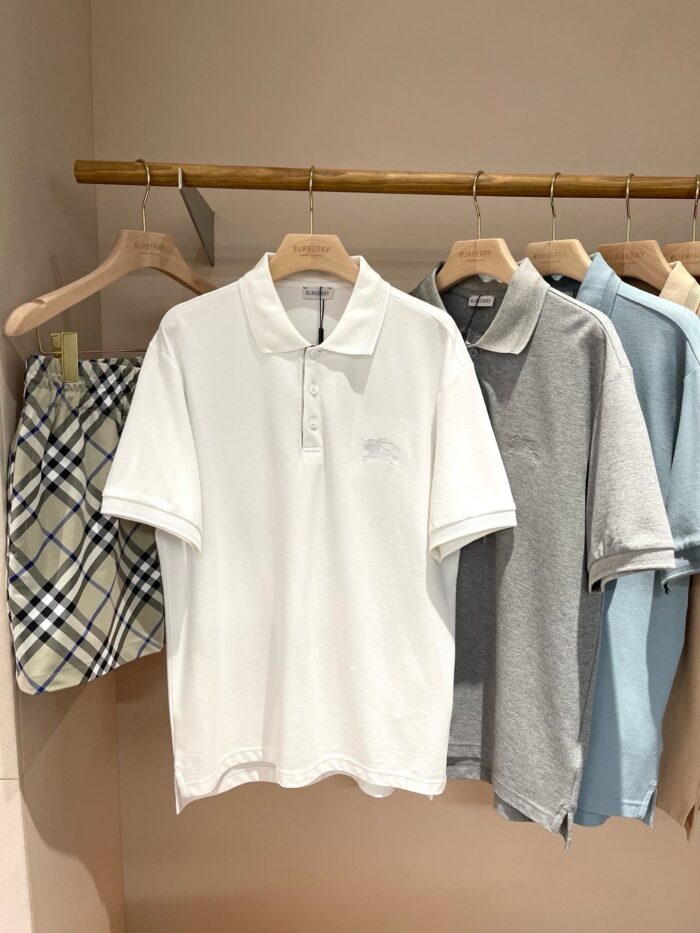 Set di polo uomo e pantaloncini a quadri, stile casual estivo e versatile.