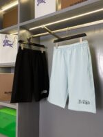 Shorts uomo casual eleganti, nero e azzurro, stile moderno in negozio sofisticato.