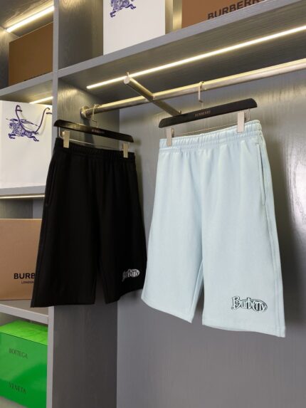Shorts uomo casual eleganti, nero e azzurro, stile moderno in negozio sofisticato.