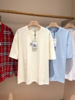Set di magliette casual e flanella in vetrina, stile semplice e versatile, per un outfit moderno.
