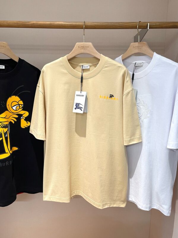 Vetrina di T-shirt colorate con design moderno e logo BeE in stile casual.