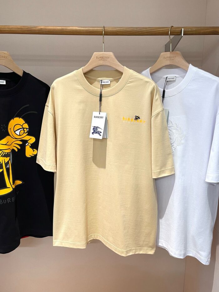 Vetrina di T-shirt colorate con design moderno e logo BeE in stile casual.