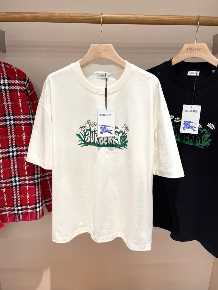 Maglietta casual con grafica floreale, testo divertente e stile streetwear.