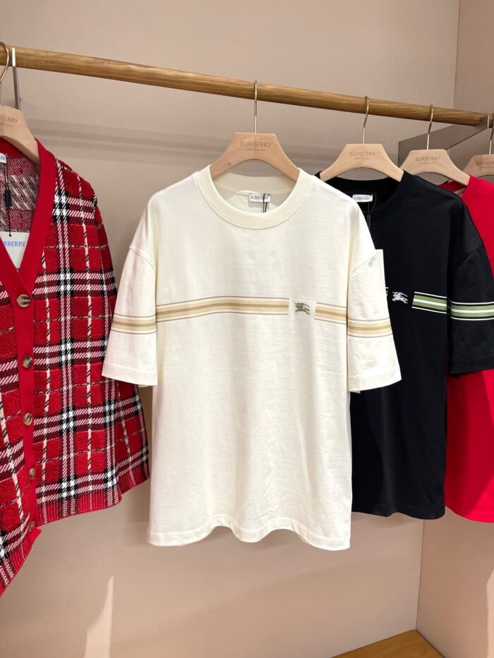Esposizione di magliette casual, camicia a quadri e dettagli eleganti in negozio.