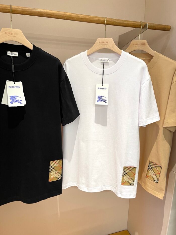Magliette casual beige, bianco e nero con patch checkered, eleganti e moderne in negozio.