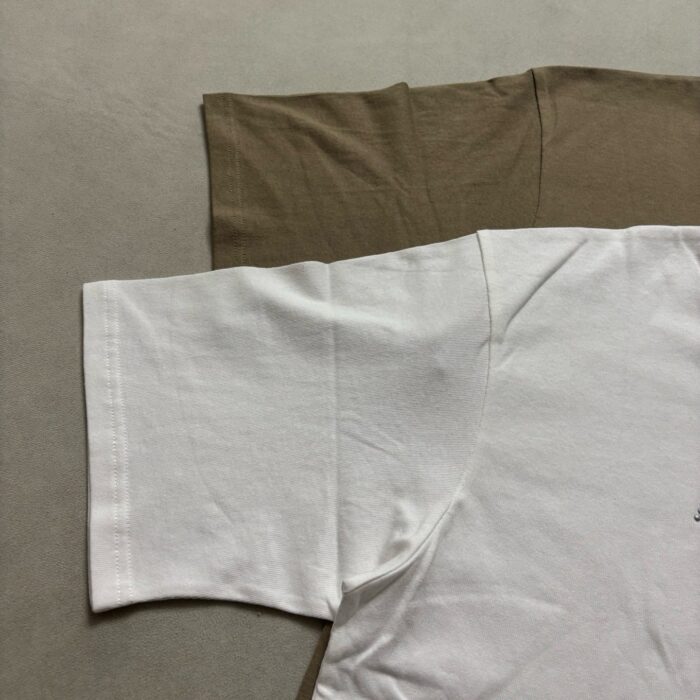 Magliette casual bianca e marrone, confortevoli e di qualità, perfette per uno stile semplice.