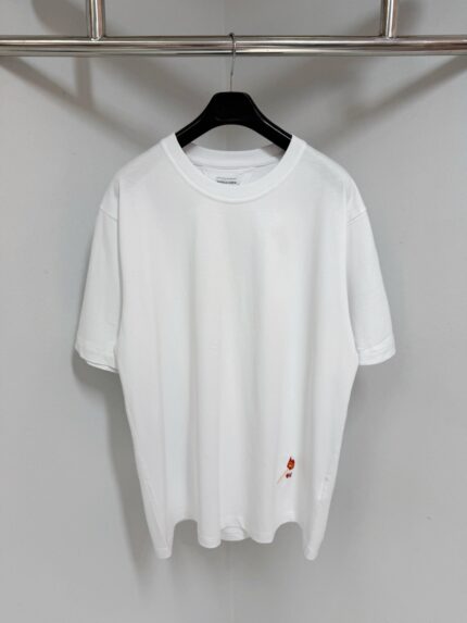 T-shirt bianca casuale con dettaglio rosso, confortevole e dallo stile semplice e versatile.
